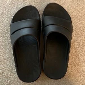 Opposition sandals